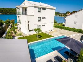 Villa Veronica with pool first line at sea，位于Palit的酒店