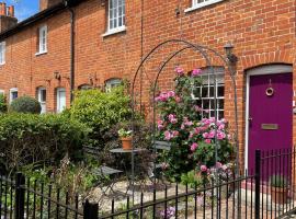 Historic 1BD Cottage in Heart of Farnham，位于法纳姆的酒店