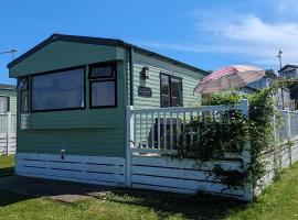 LOVELY BRIGHT MODERN CARAVAN SWANAGE on PEACEFUL AND TRANQUIL HOLIDAY PARK，位于斯沃尼奇的酒店