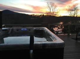 Lake Escape To An Elegant 4 Br Home，位于Huddleston的酒店