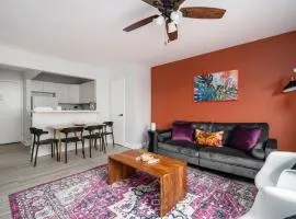 Renovated 2 Bedroom Condo Free Parking LM1105