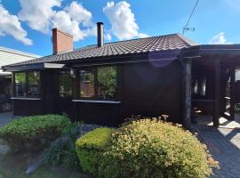 Domek pod lasem w miejscowości Rozogi- Mazury，位于Rozogi的酒店