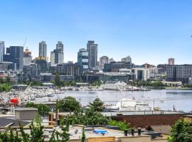 Seattle Skyline Retreat Cozy 1BD w Balcony Views，位于西雅图的度假屋