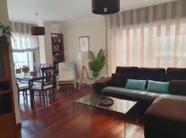 Apartamento completo, amplio, muy iluminado y con plaza de garaje incluida.