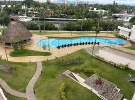 Moderno departamento con vistas a canal y campo de golf