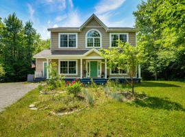 6 Mi to Mt Snow: Nature-View Home w/ Fire Pit!，位于西多佛的酒店