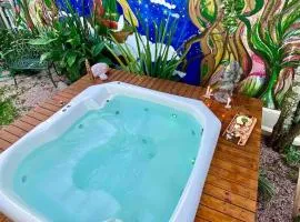 Toucan House Sleeps 6 - with AC & Jacuzzi!