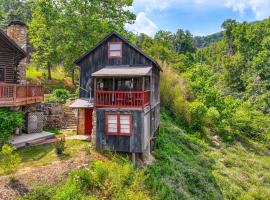 Cozy Luray Cabin with Views Near Hiking Trails!，位于卢雷的公寓