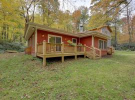 Creekside Newland Cabin about 7 Mi to Linville Falls，位于Newland的酒店