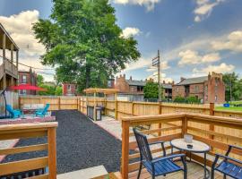 St Louis Home with Deck, Outdoor Bar and Grill!，位于圣路易斯的酒店