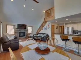 Large Deck and Resort Amenities Lake Ariel Retreat