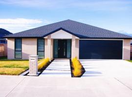 Modern Chic - Ideal Location - 5 Bedrooms - In Rotorua，位于罗托鲁瓦的酒店