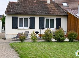 Maison rénovée au calme avec jardin, terrasse et garage, à 10 min de Moulins, draps et serviettes inclus - FR-1-489-372，位于Villeneuve-sur-Allier的酒店