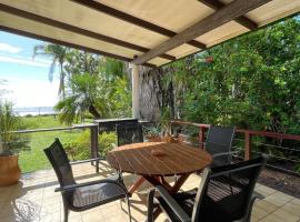 Moonshadow-Burrum Heads- Beachfront- 3BR- Water Views，位于Burrum Heads的酒店