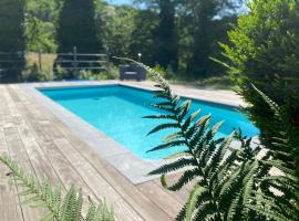 Beautiful Villa with Pool and Lake View，位于Attignat-Oncin的酒店