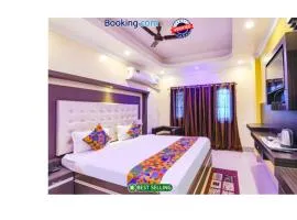 Hotel Bollywood Asish Puri Near Sea Beach - Fully Air conditioned with All Luxury Room attached Balcony - Prime Location and Parking Facilities