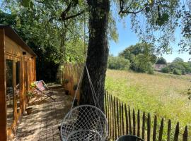 Cabane bien belge avec cinéma et jacuzzi，位于Lasne的山林小屋