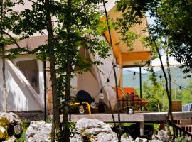 Oblun Eco Resort - New Glamping Tents near Lake Skadar，位于波德戈里察的酒店