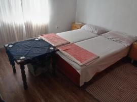 "Poetsko ćoše" Nikole Tesle 86，位于Morović的酒店