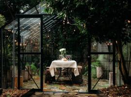 Luxury Treetop Escape with a Garden glasshouse，位于卡洛拉马的酒店