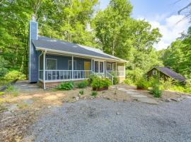 Maggie Valley Cottage with Hot Tub and Creek Access!，位于马吉谷的酒店