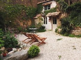 gîte à Rustrel，位于吕斯特勒的酒店