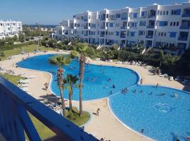 Appartement K13, Jawhara Smir, vue sur montagne et vue sur mer，位于米迪克的酒店
