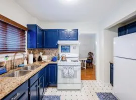 Rachel's Private Hideaway with king bed, kitchen, laundry, parking and big yard