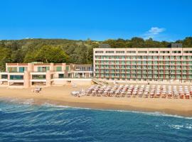 Marina Hotel, Sunny Day，位于圣君士坦丁和海伦那的酒店