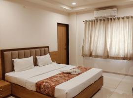 Hotel TrushaDham Near to Mahalaxmi Temple Kolhapur，位于戈尔哈布尔的酒店