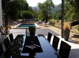 Menerbes Luberon maison moderne clim piscine，位于梅内尔伯的酒店