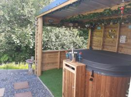 Anglesey new modern shepherds hut with spa hot tub，位于Gwalchmai的酒店