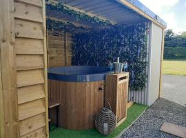 Anglesey new modern shepherds hut with spa hot tub，位于Gwalchmai的带热水浴缸的酒店