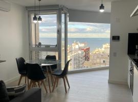 Excelente! Vista al mar con cochera y amenities gimnasio, play room y pileta no climatizada，位于马德普拉塔的酒店