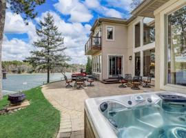 Silver Lake Estate - Private Beach - Hot Tub - Arcades，位于Wautoma的酒店