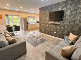 Stunning 5 Bed House - Central Solihull, NEC, B'ham Airport, Business and Leisure Stays