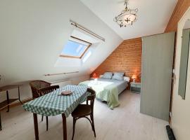Charmante studette au calme avec terrasse et parking，位于Auguaise的酒店
