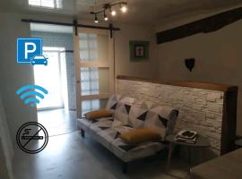 35 min Disney - Paris - Family room at homestay with bathtub and dining - lounge area - secure parking - 5 people and 1 baby - duplex with independent entrance on 1rst floor at inhabitant's house，位于Coupru的酒店