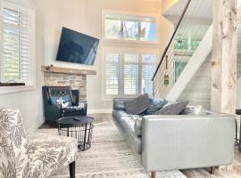 The Family Escape Townhome，位于科灵伍德的带停车场的酒店