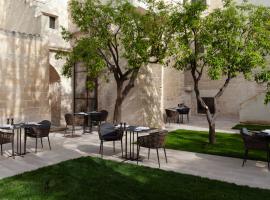 Palazzo Zimara Boutique Hotel，位于莱切的带热水浴缸的酒店