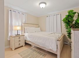 Beachside Retreat! Cozy 1-bedroom W Private Yard，位于丹尼斯的酒店