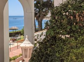 Tranquil Oceanfront Escape, One-Bedroom Haven，位于米哈斯的酒店