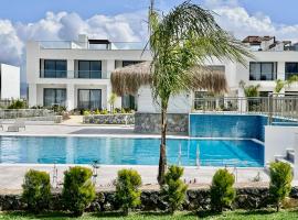 Sea And Mountain Views Penthouse Studio With Access To SPA Facilities，位于Bahçeli的酒店