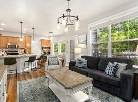 Fabulous Family-Friendly Retreat by Windsor Lake!，位于温莎的酒店