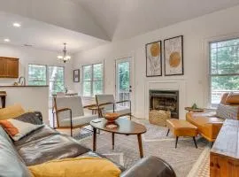 Black Mountain Hideaway with Hot Tub and Pool Table!