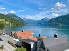 Stryn - Faleide - hus ved fjorden