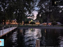 Plum Point Lodge，位于Himrod的酒店