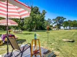 Maryland Retreat Walk to Bay, Beach and Boat Ramp!，位于Deal Island的酒店