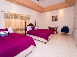 Beautiful bedroom with private bath in a villa near beach，位于拉纳韦贝的旅馆