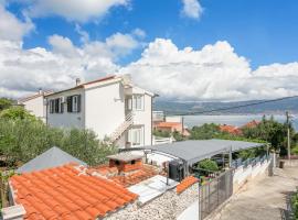 Apartments by the sea Slatine, Ciovo - 6000，位于斯拉汀的酒店